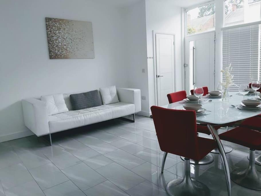 Spacious 4 Bedroom House * Leamington Spa